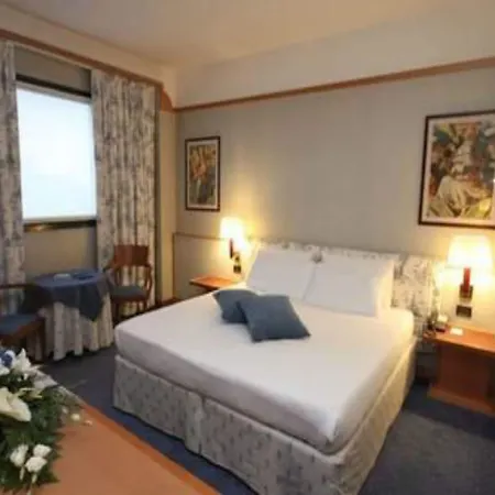 Della Rotonda 4* Саронно