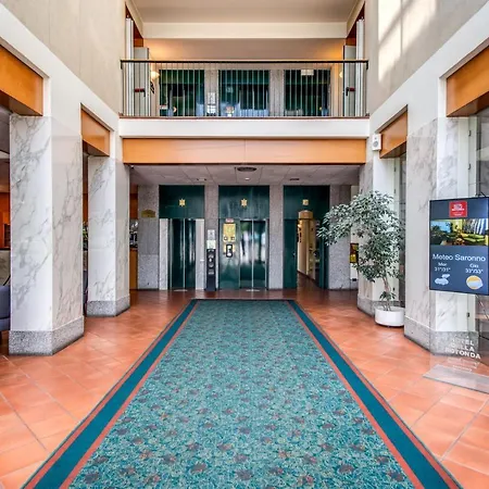 Della Rotonda 4* Саронно