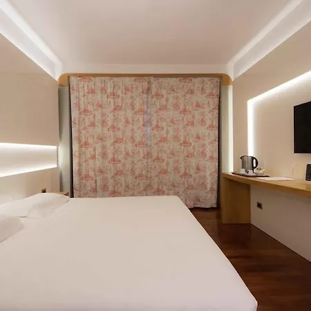 Della Rotonda 4*