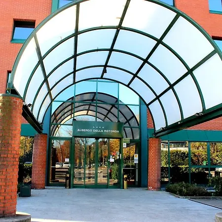 Della Rotonda 4* Саронно