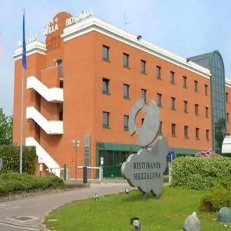 Отель Della Rotonda Саронно