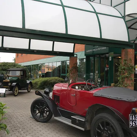 Della Rotonda 4* Саронно